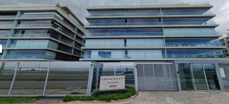 Apartamento situado na Avenida Lucio Costa, 9.600 (com numeração retificada para número 9700), Bloco 2, apartamento 408 – Condomínio Grand Hyatt Residences, Barra da Tijuca/RJ, com 2 vagas de garagem
