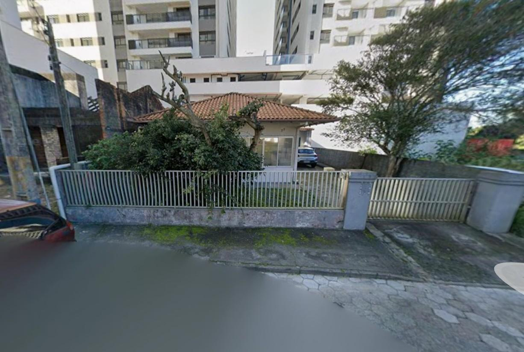 Terreno com área de 240m², contendo uma casa com área de 96,75m², Balneário Piçarras/SC