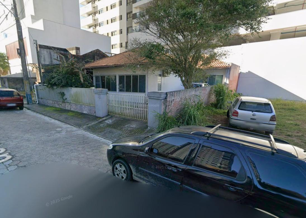 Terreno com área de 240m², contendo uma casa com área de 96,75m², Balneário Piçarras/SC — foto 2