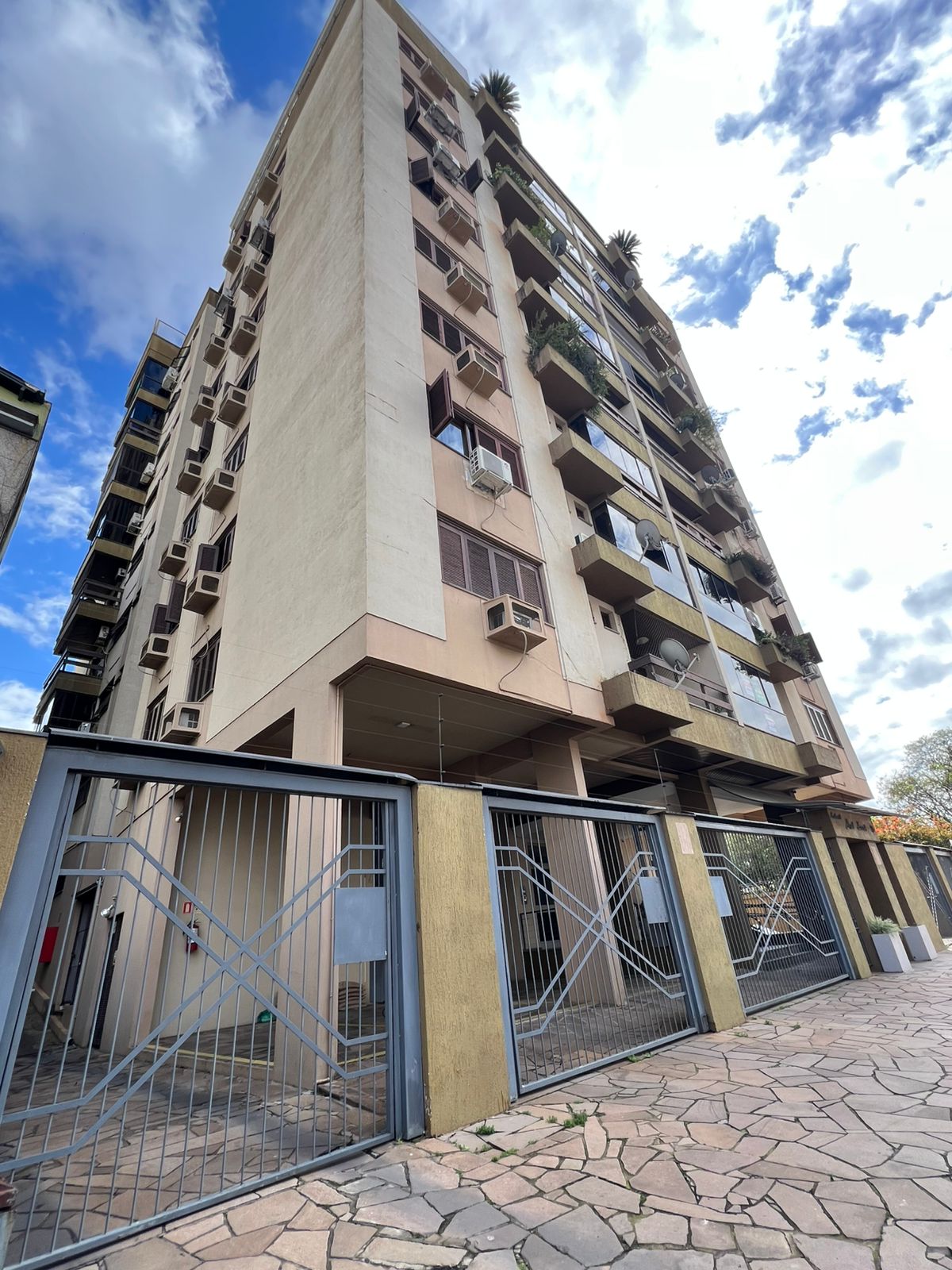 Leilão Prsencial/ON-line De Um Apartamento Desocupado No Edificio Mont Serrat, Localizado No Centro De São Leopoldo
