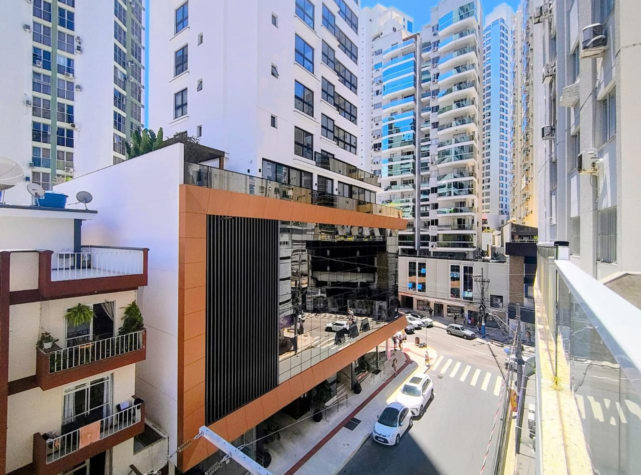 APARTAMENTO NO CENTRO DE BALNEÁRIO CAMBORIÚ/SC 1 SUÍTE | TERRAÇO | VAGA - Ao lado do Atlântico Shopping Center — foto 4