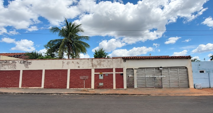 LOTE 5: Casa com 423,18 m² - Centro QUIRINÓPOLIS GO