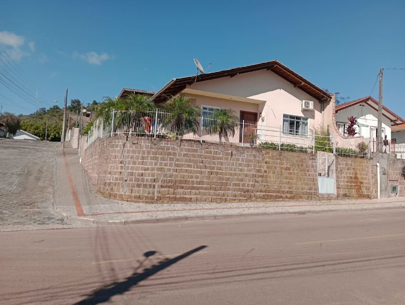 Terreno Urbano 324,00m², Casa Alvenaria 199,81m²