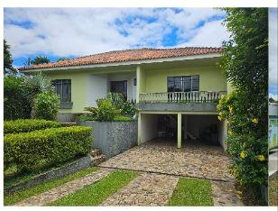 Terreno com área de 788,38m², contendo uma casa com área de 316,27m²