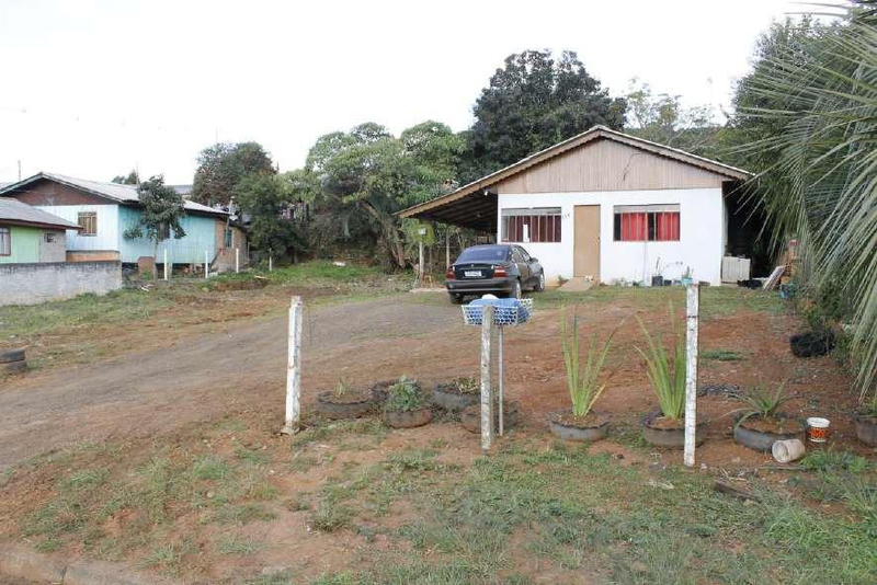 Lote nº 01 da quadra A com área de 366,33m² e área construída de 98,74m². Localizado na Rua Regis Beneditus Marigliani, 176, Bairro Planalto, General Carneiro/P
