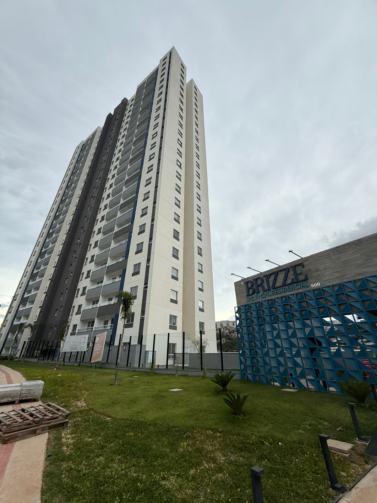 Apto 2404 | Ed. Brizze Estoril | 54m² | 2 Quartos (1 Suíte) | 2 Vagas Cobertas | Lazer Completo