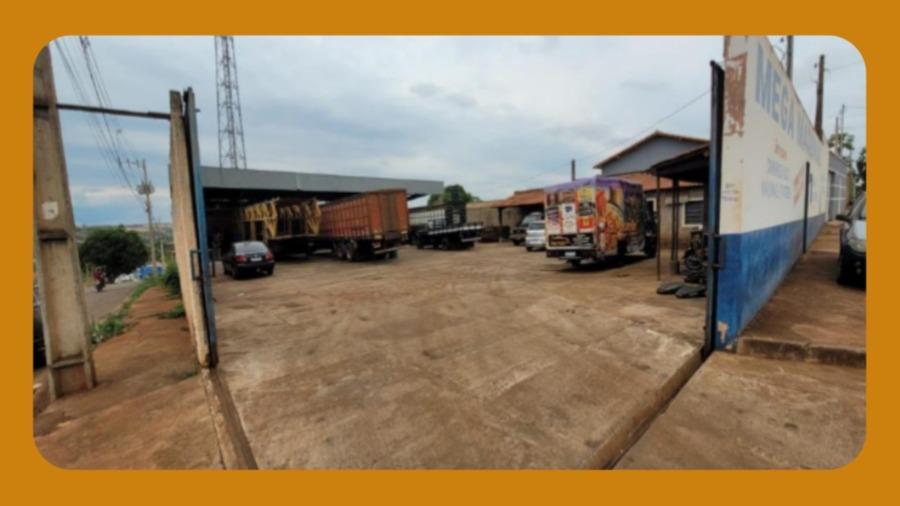 Imóvel Comercial na Rua Tupaciguara, Nº 129, (Esquina com a Rua das Rosas) Ituiutaba/mg. Composto dos Lotes 17, 18 e 19 Que Fazem Parte de Construção Única, Murado e com Benfeitorias. com Área de 4.000m², no Local Funciona Um Oficina Mecânica.__