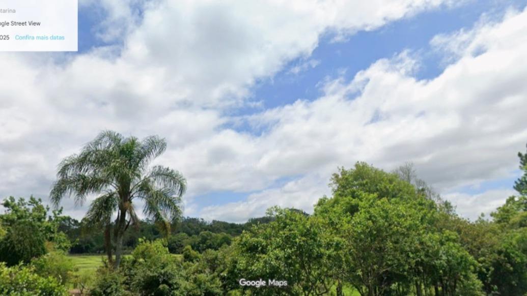 Terreno Rural que possui 6.826,81 m² no município de Teresópolis/RJ, apresentando áreas planas e em leve aclive, com vegetação e árvores, além de duas edificações.