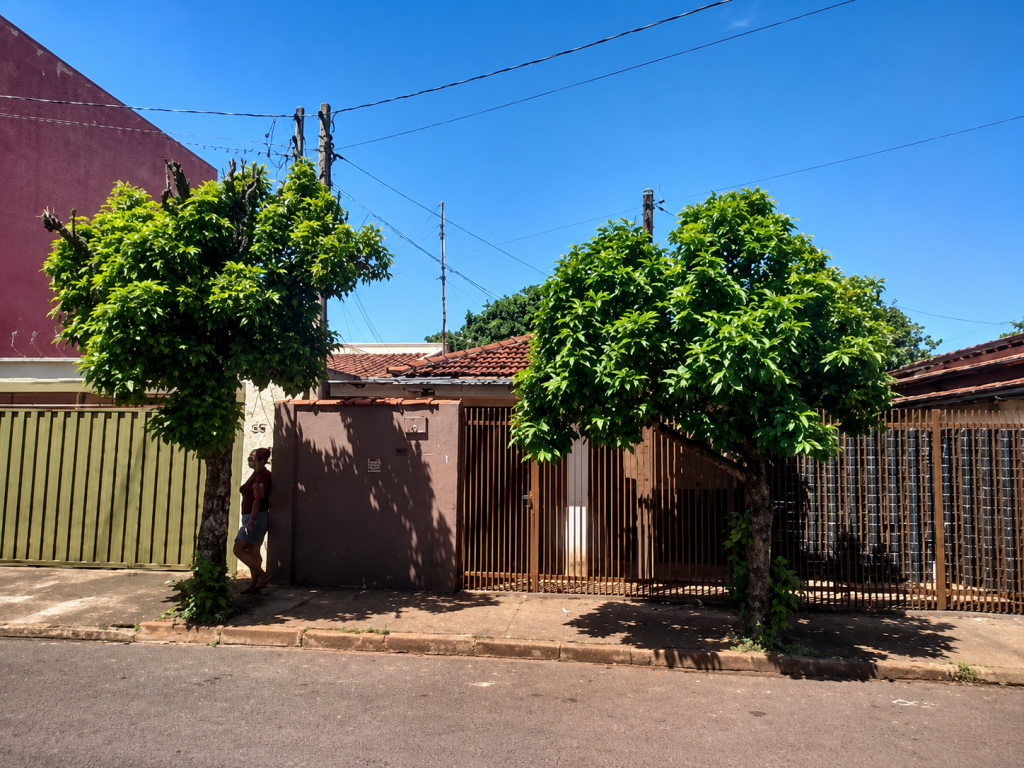 Três Residências Unifamiliar, 435,00m², Vila Vitória, Guará/SP