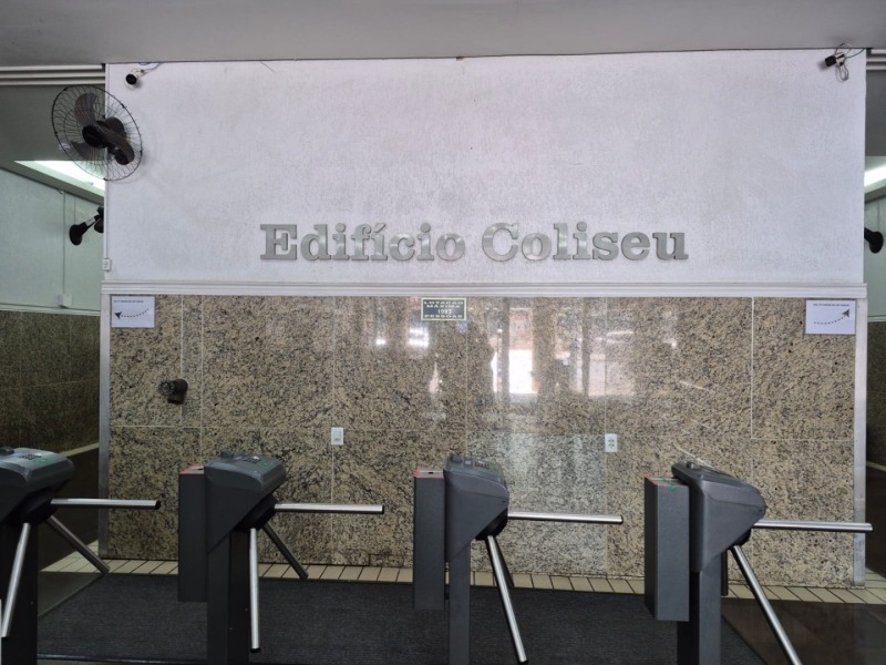 Lote 001 Sala (Desocupada) no Edifício Coliseu no Bairro Centro — foto 4