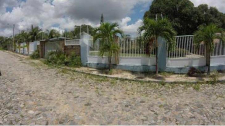 Um imóvel residencial com área total do terreno de 4.600m² localiazado na Rua Santa Terezinha s?n° - Caucaia/CE.