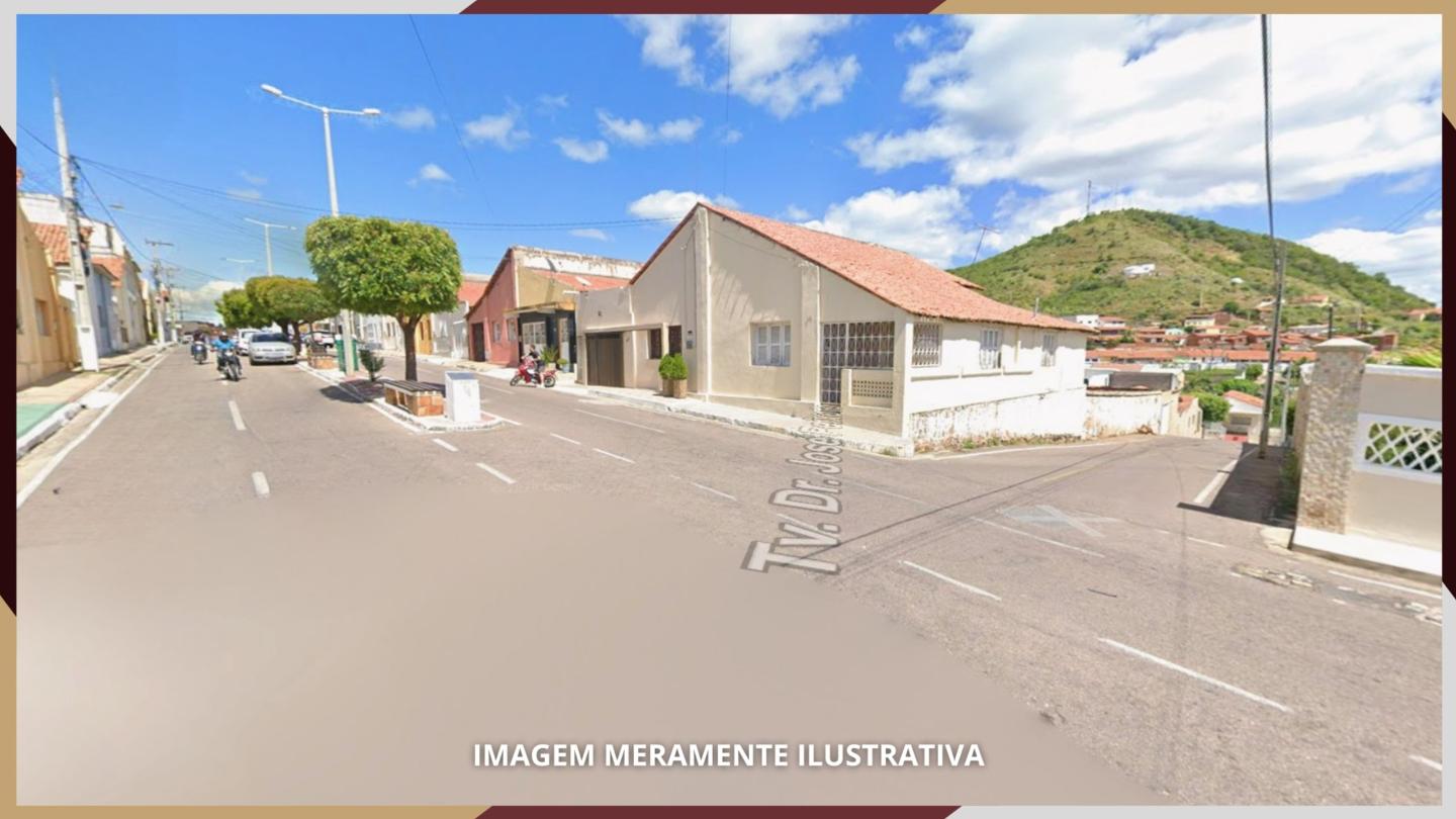 Prédio, construído de argamassa de cal e barro, edificado em um terreno com área de 1.860,92m², situado em Orós/CE.
