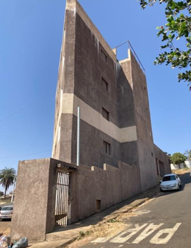 Lote 003 Prédio com Construção Inacabada em Patos de Minas/MG — foto 2