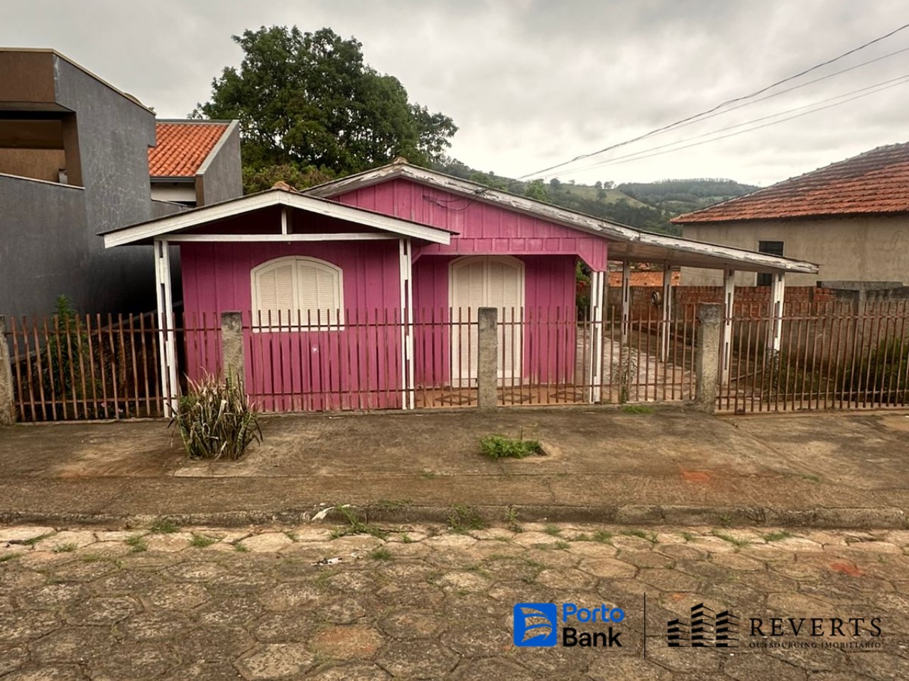 Curiúva - PR. Lot. Dona Maria José. Casa. Áreas Totais. Terr. 360,00m²