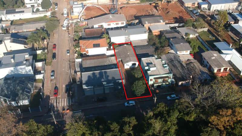 LOTE 702 UM LOTE DE TERRENO, constituído de parte do lote nº 17, com a área de 400,00m² + Benfeitori