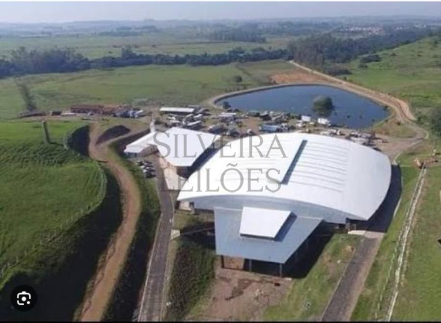 Um terreno fechado por cercas de arame com benfeitorias denominado Sitio/Haras Monte Alegre, com a área de 70,18 ha., ou vinte e nove (29) alqueires, mais ou menos, ou a área exata que se contiver, situado no Bairro dos Silvas ou Baltazar,