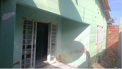 Terreno urbano possui uma residência em sua área, com 2 (dois) quartos, 1 (uma) cozinha/sala, 1 (uma) área.