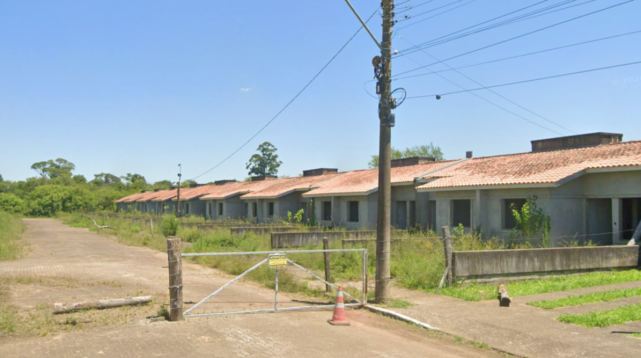 Casa de Alvenaria Geminada em Construção, Nº 451 - a e 451 - B