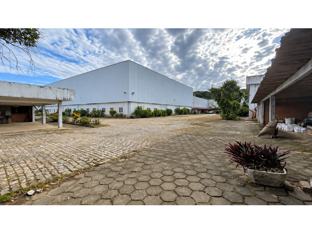Galpão com área de 83.274 m² terr. e 22.887,11 m² const. — foto 2