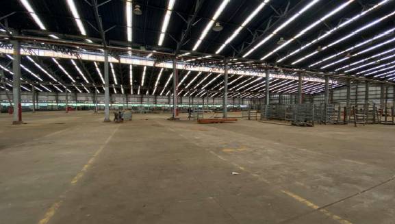 Galpão com área de 83.274 m² terr. e 22.887,11 m² const. — foto 4