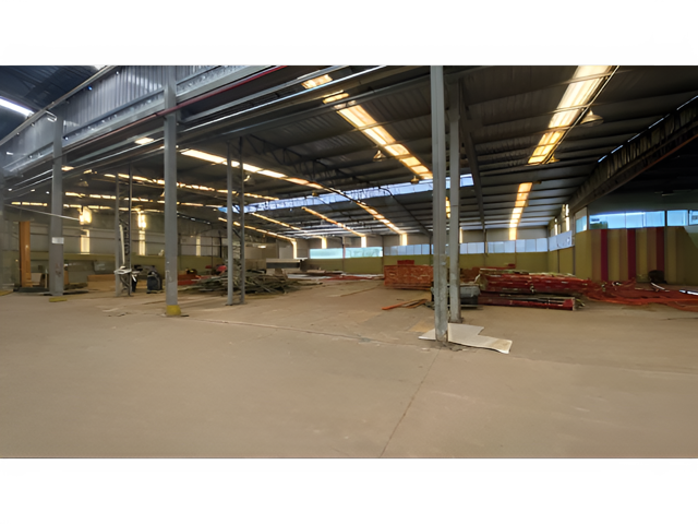 Galpão com área de 83.274 m² terr. e 22.887,11 m² const. — foto 4